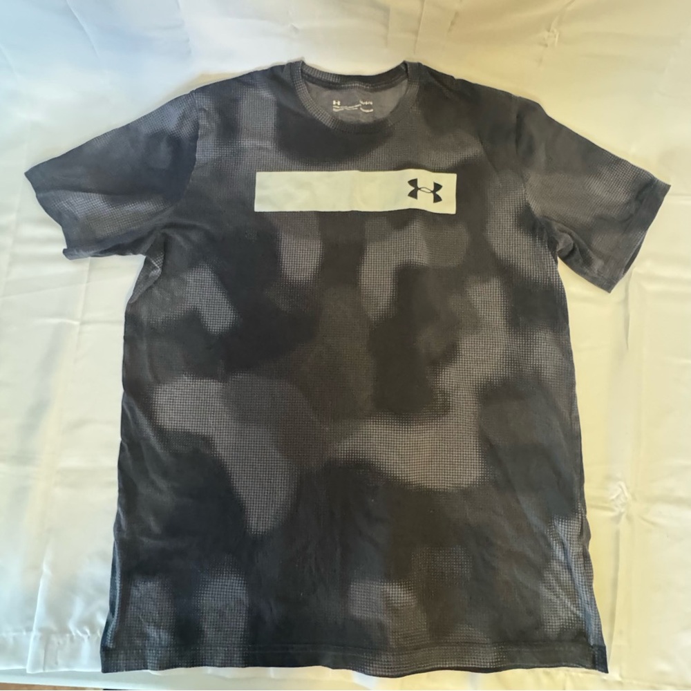 Under Armor Men’s Black and Gray Camo Short Sleeve Tee
